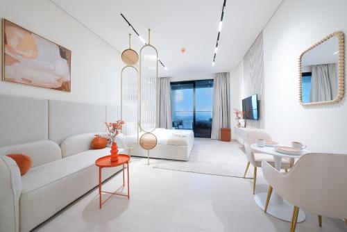 Designer Studio Retreat with Jacuzzi & Canal Views, Dubai