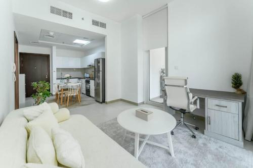 FAM Living 1BR Stay Binghatti Gateway, Al Jaddaf, Дубай