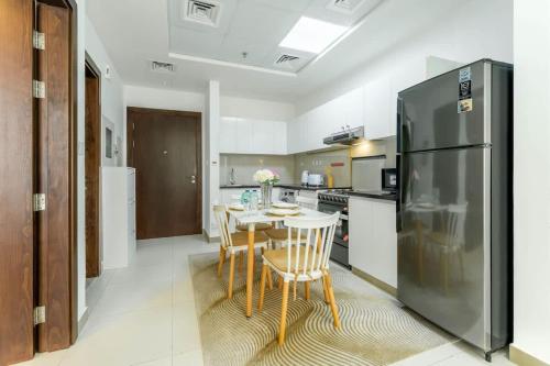 FAM Living 1BR Stay Binghatti Gateway, Al Jaddaf, Dubaj (zdjęcie 9)