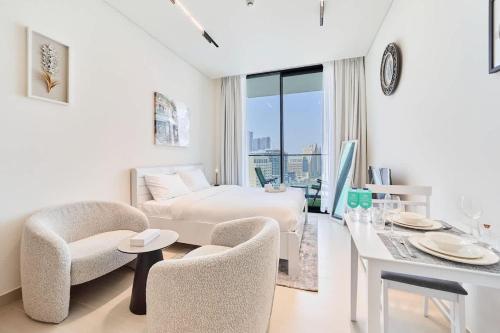FAM Living Stylish Studio Apartment in Binghatti Azure JVC, Dubaj