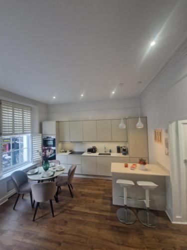 Kitchen, Kensington New Exclusive Flat in Kensington and Chelsea