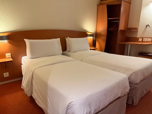 3 twin beds