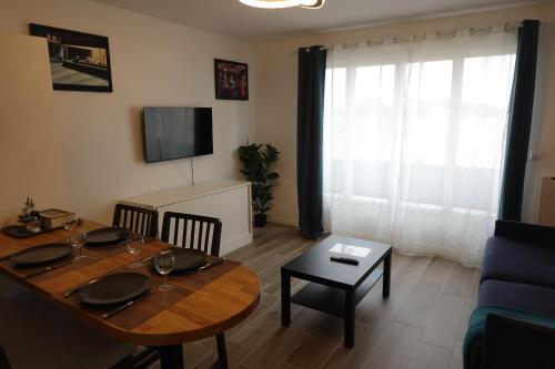 Shared lounge/TV area, Fiesta Apartment in Le Blanc-Mesnil