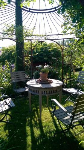 Unterkunft von außen, Sonnige Ferienwohnung mit Seeblick (Villa Romantica) in Sipplingen