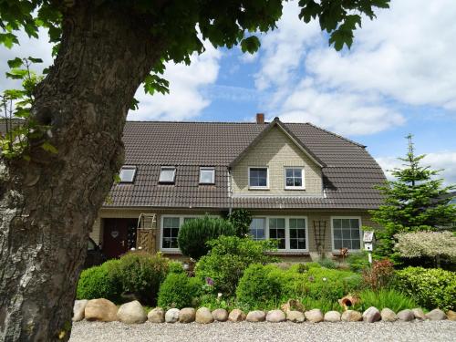 Bei Schütts - Spiel und Spaß im Garten rund um eine moderne Ferienwohnung in Janneby, Deutschland