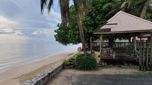 해변, 반툼 빌리지 앤 리조트 (Baantoom Village and Resort) in 차오라오 해변