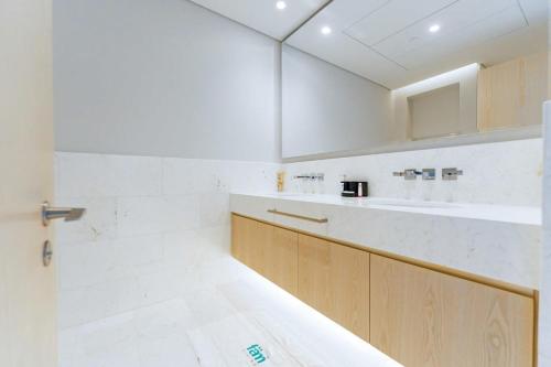 FAM Living - Palm Tower - Palm Jumeirah - Panoramic Studios - image 4