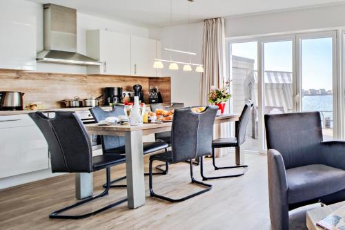 keuken, 3-Zi-Fewo Brigantine 33 by Seeblick Ferien ORO, Wasserblick,Sauna in Olpenitz