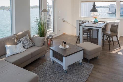 Schwimmendes Ferienhaus Antares One by Seeblick Ferien ORO, rundum Wasser, Sauna in Olpenitz