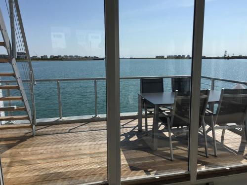 Exterior view, Schwimmendes Ferienhaus Antares One by Seeblick Ferien ORO, rundum Wasser, Sauna in Olpenitz