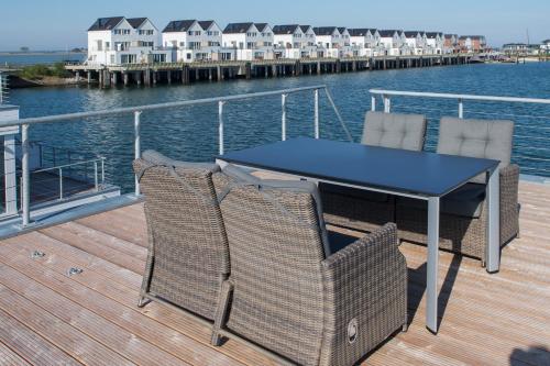 Exterior view, Schwimmendes Ferienhaus Antares One by Seeblick Ferien ORO, rundum Wasser, Sauna in Olpenitz