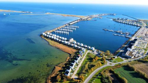 Schwimmendes Ferienhaus Antares One by Seeblick Ferien ORO, rundum Wasser, Sauna in Olpenitz