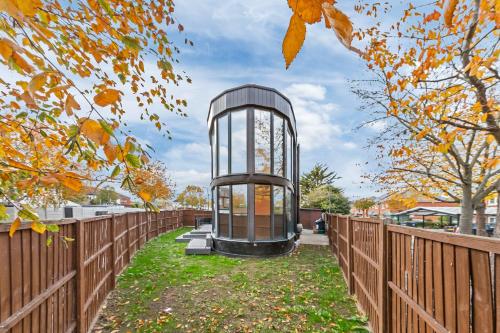 Architectural Gem 4-Bedroom Home in Wembley gîte à louer Sudbury
