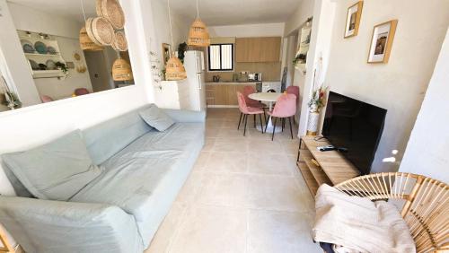 Boho Greek Haven with Orange Grove Views Near Beach – khách sạn tại Skala
