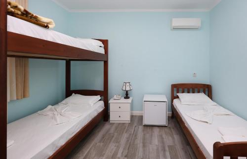 1 twin bed, 1 bunk bed