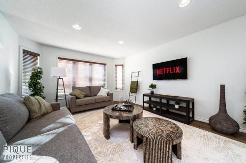 6BDRM Chic Modern Home-Fireplace-BBQ-Sleeps 18! – khách sạn tại Khu Britannia Youngstown