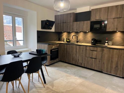 Le Vieux Bourg Apartment 2, Stylish 2 bedroom Apt, Cycle & Ski Holidays - Location saisonnière - Le Bourg-d'Oisans