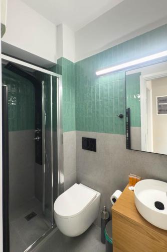 Acropolis Sky Retreat Jacuzzi & 3BR Maisonette - image 11