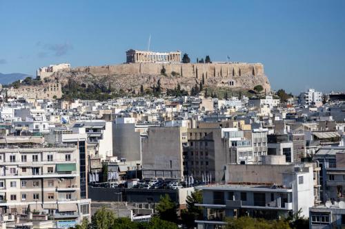 Acropolis Sky Retreat Jacuzzi & 3BR Maisonette - image 9