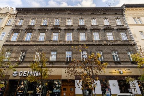 Central Budapest Apartment in Historical Building With Free Private Parking, Budapest