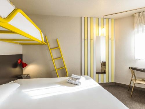 1 queen bed, 1 bunk bed