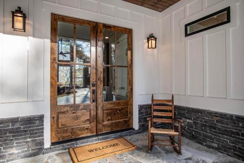 Lakeside Haven with Gourmet Kitchen in Fair Play, USA