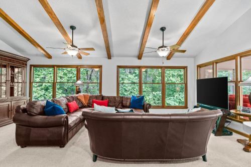 Iekārtas, Lakefront with Dock and Hot Tub in Westminster (SC)