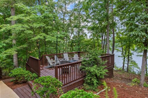 Iekārtas, Lakefront with Dock and Hot Tub in Westminster (SC)