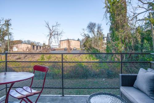 Classic City Getaway - Walk to Sanford Stadium - image 4