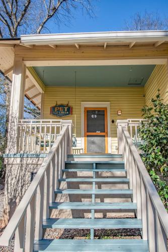 Lenoir Cottage with covered patio and fire pit in Athens, USA