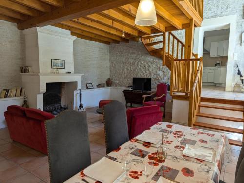 Gîte avec Jardin Privatif, Piscine Chauffée et Équipements Bébé à Saint-Cybardeaux - FR-1-653-18 (Gite familial avec piscine chauffee, jardin prive et equipements bebe en pleine propriete viticole. ) in Echallat