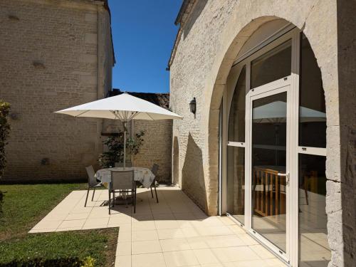 Gîte avec Jardin Privatif, Piscine Chauffée et Équipements Bébé à Saint-Cybardeaux - FR-1-653-18 (Gite familial avec piscine chauffee, jardin prive et equipements bebe en pleine propriete viticole. ) in Echallat