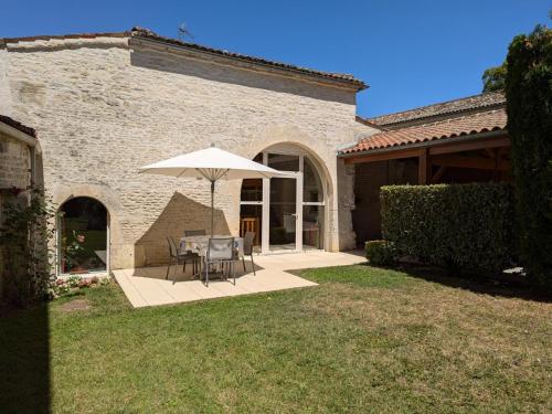 Gîte avec Jardin Privatif, Piscine Chauffée et Équipements Bébé à Saint-Cybardeaux - FR-1-653-18 (Gite familial avec piscine chauffee, jardin prive et equipements bebe en pleine propriete viticole. ) in Echallat