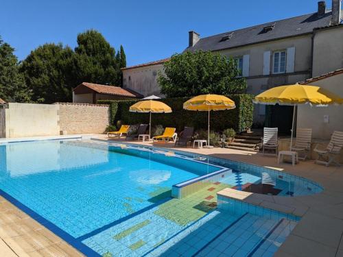 Gîte avec Jardin Privatif, Piscine Chauffée et Équipements Bébé à Saint-Cybardeaux - FR-1-653-18 (Gite familial avec piscine chauffee, jardin prive et equipements bebe en pleine propriete viticole. ) in Echallat