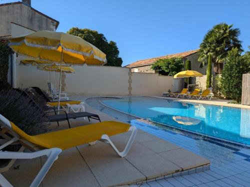 Gîte avec Jardin Privatif, Piscine Chauffée et Équipements Bébé à Saint-Cybardeaux - FR-1-653-18 (Gite familial avec piscine chauffee, jardin prive et equipements bebe en pleine propriete viticole. ) in Echallat