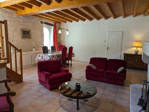 Gîte avec Jardin Privatif, Piscine Chauffée et Équipements Bébé à Saint-Cybardeaux - FR-1-653-18 (Gite familial avec piscine chauffee, jardin prive et equipements bebe en pleine propriete viticole. ) in Echallat