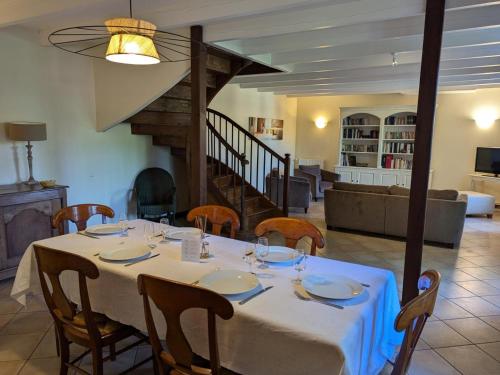 Maison de charme avec piscine chauffée et jardin privé, idéale pour familles - FR-1-653-85 (Maison de charme avec piscine chauffee et jardin prive, ideale pour familles - FR-1-653-85) in Echallat