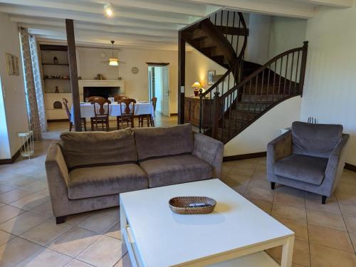 Maison de charme avec piscine chauffée et jardin privé, idéale pour familles - FR-1-653-85 (Maison de charme avec piscine chauffee et jardin prive, ideale pour familles - FR-1-653-85) in Echallat