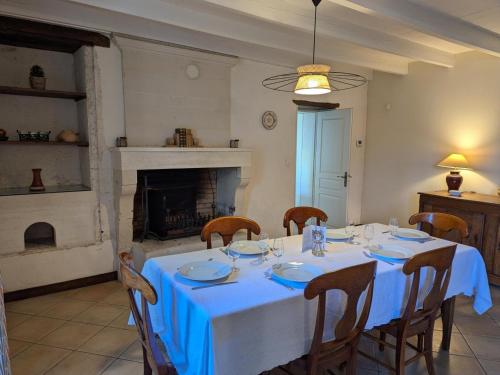 Maison de charme avec piscine chauffée et jardin privé, idéale pour familles - FR-1-653-85 (Maison de charme avec piscine chauffee et jardin prive, ideale pour familles - FR-1-653-85) in Echallat