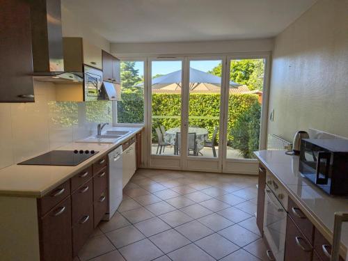 Maison de charme avec piscine chauffée et jardin privé, idéale pour familles - FR-1-653-85 (Maison de charme avec piscine chauffee et jardin prive, ideale pour familles - FR-1-653-85) in Echallat