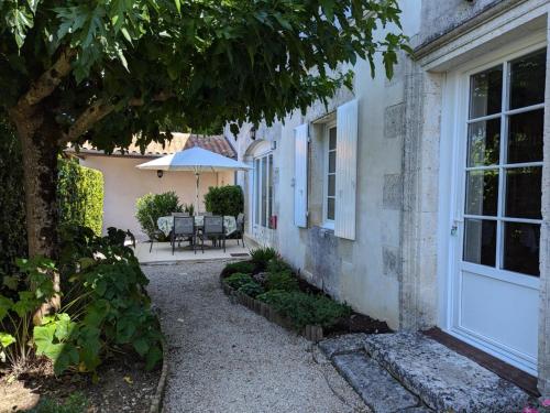 Maison de charme avec piscine chauffée et jardin privé, idéale pour familles - FR-1-653-85 (Maison de charme avec piscine chauffee et jardin prive, ideale pour familles - FR-1-653-85) in Echallat