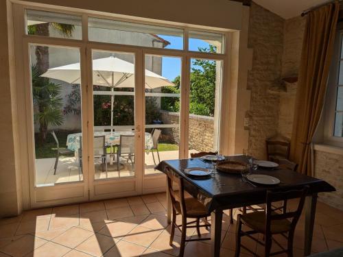 Gîte Saint-Cybardeaux, 4 pièces, 6 personnes - FR-1-653-70 (Gite familial avec piscine chauffee, jardin clos, equipement bebe, au cœur d'une propriete viticole.) in Echallat