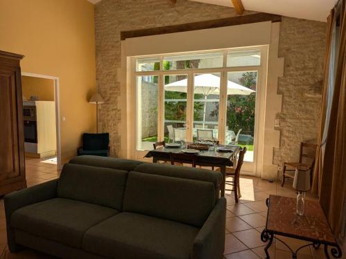 Gîte Saint-Cybardeaux, 4 pièces, 6 personnes - FR-1-653-70 (Gite familial avec piscine chauffee, jardin clos, equipement bebe, au cœur d'une propriete viticole.) in Echallat