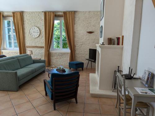 Gîte Saint-Cybardeaux, 4 pièces, 6 personnes - FR-1-653-70 (Gite familial avec piscine chauffee, jardin clos, equipement bebe, au cœur d'une propriete viticole.) in Echallat