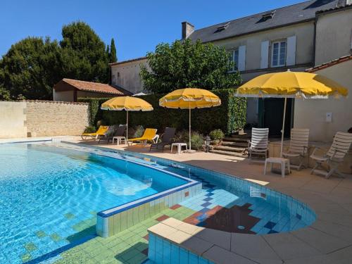 Gîte Saint-Cybardeaux, 4 pièces, 6 personnes - FR-1-653-70 (Gite familial avec piscine chauffee, jardin clos, equipement bebe, au cœur d'une propriete viticole.) in Echallat