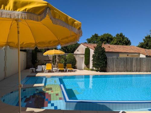 Gîte Saint-Cybardeaux, 4 pièces, 6 personnes - FR-1-653-70 (Gite familial avec piscine chauffee, jardin clos, equipement bebe, au cœur d'une propriete viticole.) in Echallat