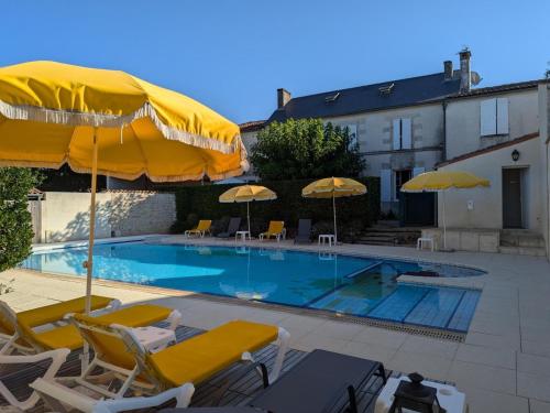 Gîte Saint-Cybardeaux, 4 pièces, 6 personnes - FR-1-653-70 (Gite familial avec piscine chauffee, jardin clos, equipement bebe, au cœur d'une propriete viticole.) in Echallat