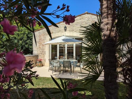 Gîte Saint-Cybardeaux, 4 pièces, 6 personnes - FR-1-653-70 (Gite familial avec piscine chauffee, jardin clos, equipement bebe, au cœur d'une propriete viticole.) in Echallat