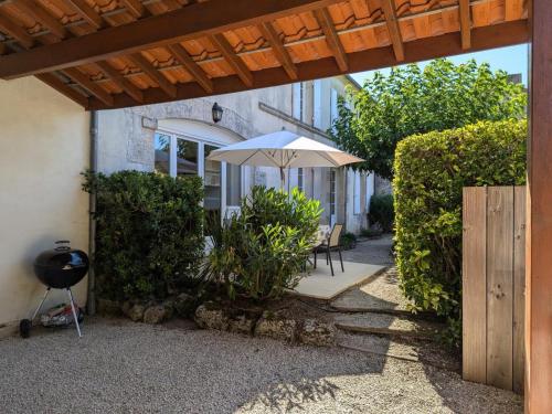 Maison de charme avec piscine chauffée et jardin privé, idéale pour familles - FR-1-653-85 (Maison de charme avec piscine chauffee et jardin prive, ideale pour familles - FR-1-653-85) in Echallat