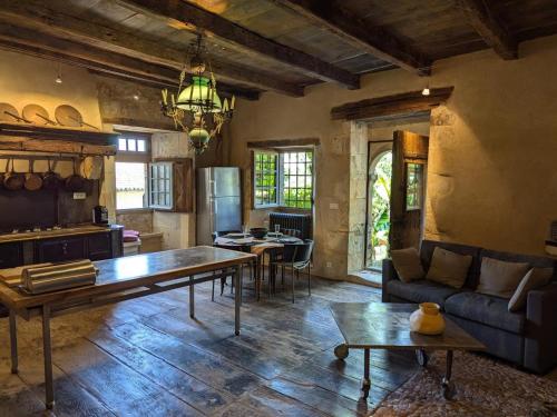 Gîte Beaulieu-sur-Sonnette, 3 pièces, 4 personnes - FR-1-653-145 (Prieure restaure avec jardin, charme ancien et commodites modernes, pres de l’eglise a Beaulieu - FR) in Saint-Claud
